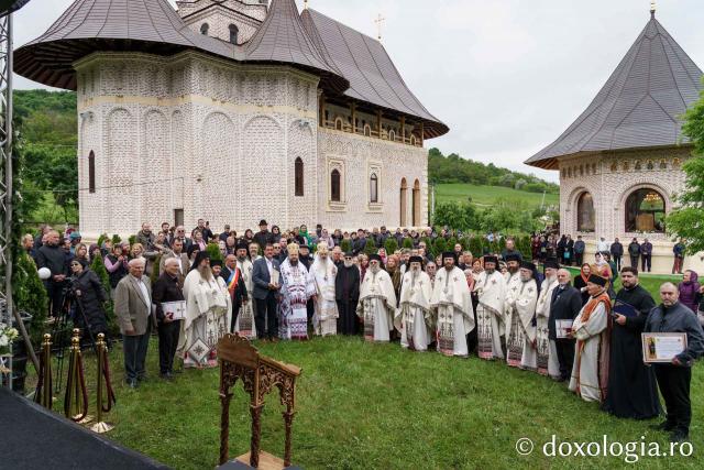 Doi ierarhi au sfințit altarul de vară al Mănăstirii Vlădiceni din Iași