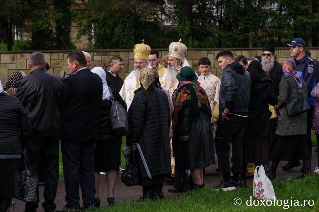 Sute de credincioși s-au adunat la Mănăstirea Neamț pentru a cinsti Înălțarea Mântuitorului