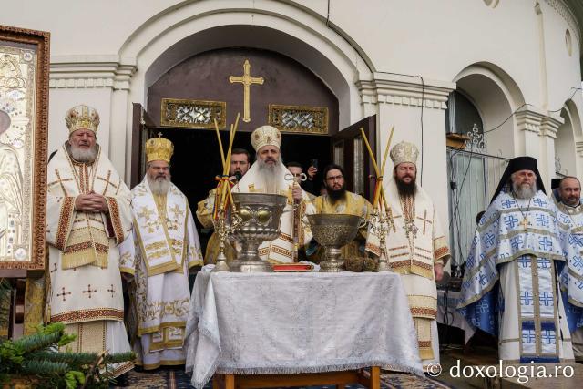 Sute de credincioși s-au adunat la Mănăstirea Neamț pentru a cinsti Înălțarea Mântuitorului