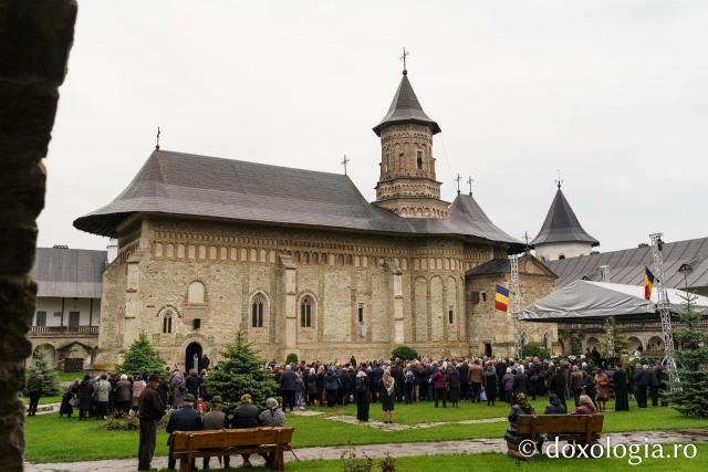 Sute de credincioși s-au adunat la Mănăstirea Neamț pentru a cinsti Înălțarea Mântuitorului