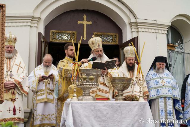 Sute de credincioși s-au adunat la Mănăstirea Neamț pentru a cinsti Înălțarea Mântuitorului
