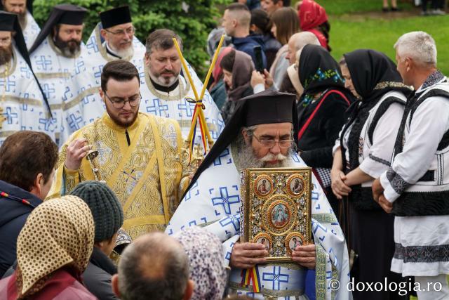 Sute de credincioși s-au adunat la Mănăstirea Neamț pentru a cinsti Înălțarea Mântuitorului