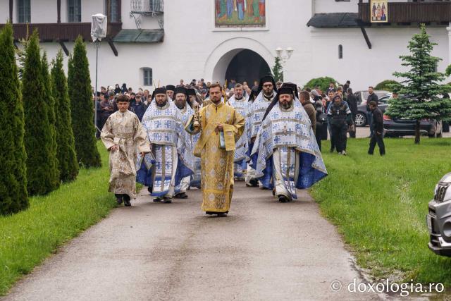 Sute de credincioși s-au adunat la Mănăstirea Neamț pentru a cinsti Înălțarea Mântuitorului