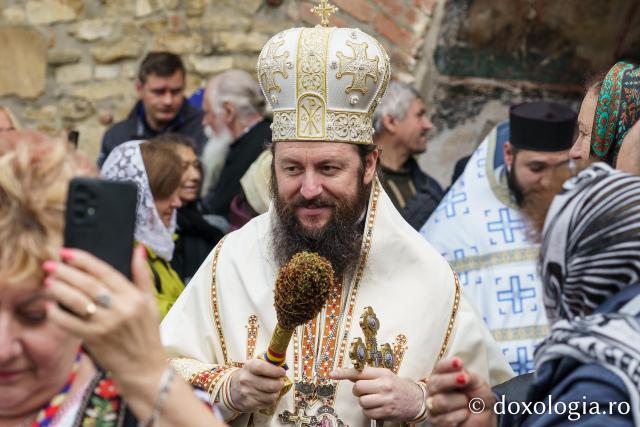 Sute de credincioși s-au adunat la Mănăstirea Neamț pentru a cinsti Înălțarea Mântuitorului