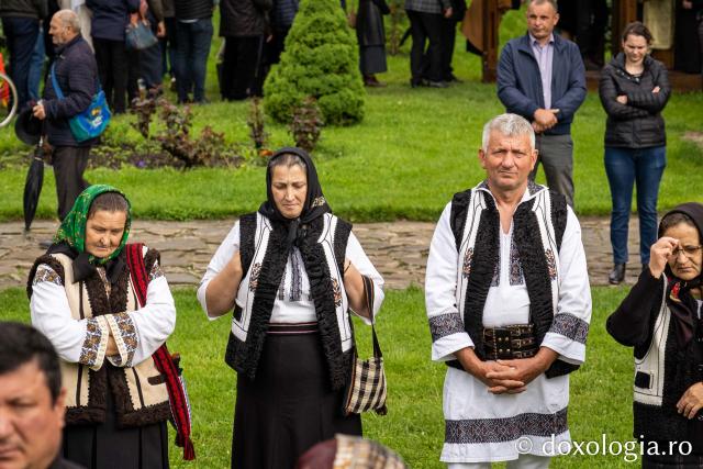 Sute de credincioși s-au adunat la Mănăstirea Neamț pentru a cinsti Înălțarea Mântuitorului