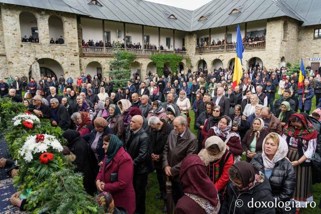 Sute de credincioși s-au adunat la Mănăstirea Neamț pentru a cinsti Înălțarea Mântuitorului