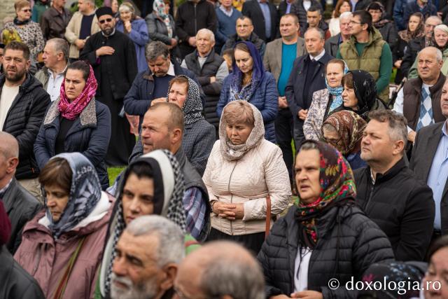 Sute de credincioși s-au adunat la Mănăstirea Neamț pentru a cinsti Înălțarea Mântuitorului