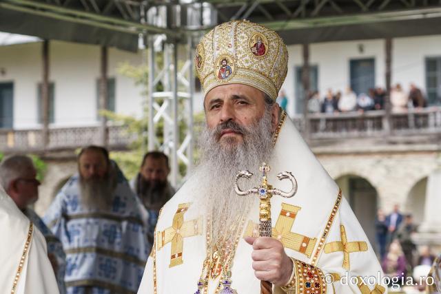 Sute de credincioși s-au adunat la Mănăstirea Neamț pentru a cinsti Înălțarea Mântuitorului