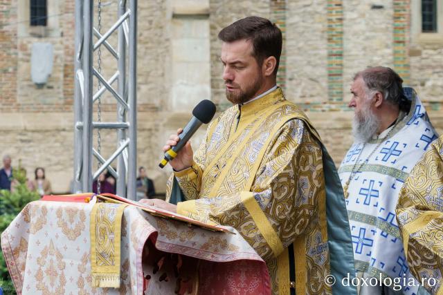 Sute de credincioși s-au adunat la Mănăstirea Neamț pentru a cinsti Înălțarea Mântuitorului