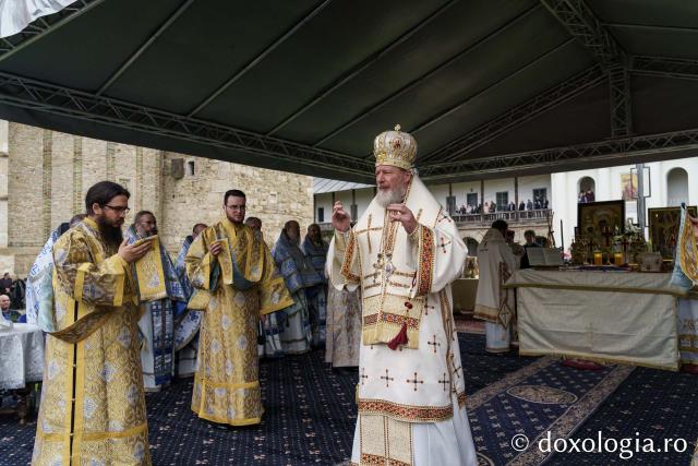 Sute de credincioși s-au adunat la Mănăstirea Neamț pentru a cinsti Înălțarea Mântuitorului