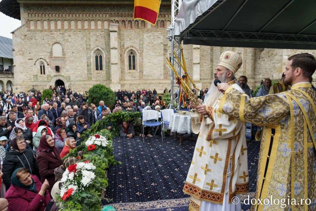 Sute de credincioși s-au adunat la Mănăstirea Neamț pentru a cinsti Înălțarea Mântuitorului