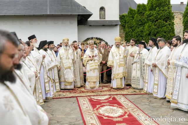 Binecuvântare și recunoștință la Mănăstirea Hadâmbu: Moaștele Sfântului Pantelimon, întâmpinate cu evlavie la aniversarea a 35 de ani de la reluarea vieții monahale