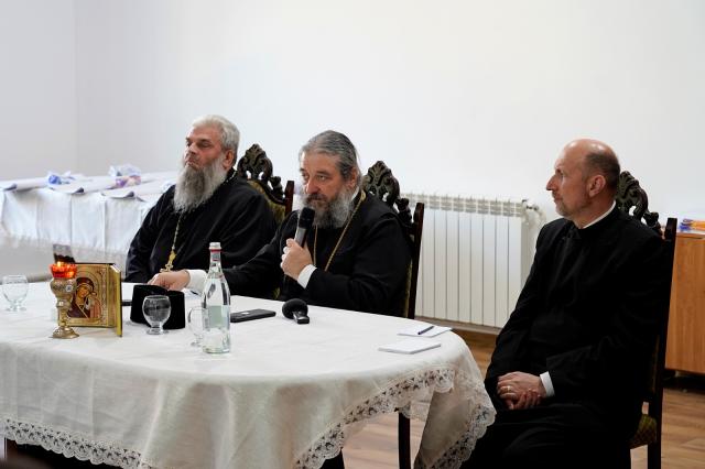 Peste 200 de tineri botoșăneni s-au întâlnit pentru a discuta despre Biserică. PS Nichifor Botoșăneanul, prezent printre ei: „Să vă bucurați de întâlnirea cu Dumnezeu, adevărata bucurie”