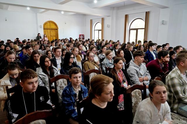 Peste 200 de tineri botoșăneni s-au întâlnit pentru a discuta despre Biserică. PS Nichifor Botoșăneanul, prezent printre ei: „Să vă bucurați de întâlnirea cu Dumnezeu, adevărata bucurie”
