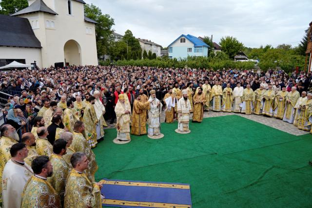 O nouă file de istorie pentru credincioșii din Pașcani: Biserica „Sfânta Vineri” a îmbrăcat, după peste 30 de ani de jertfă, haina cea nouă a sfințirii