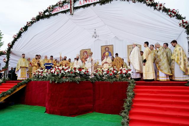 O nouă file de istorie pentru credincioșii din Pașcani: Biserica „Sfânta Vineri” a îmbrăcat, după peste 30 de ani de jertfă, haina cea nouă a sfințirii