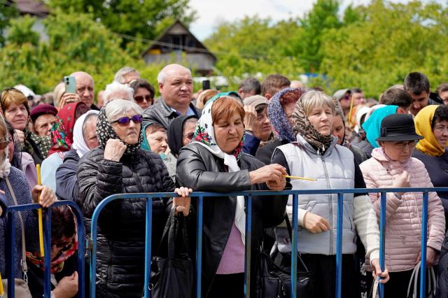 O nouă file de istorie pentru credincioșii din Pașcani: Biserica „Sfânta Vineri” a îmbrăcat, după peste 30 de ani de jertfă, haina cea nouă a sfințirii
