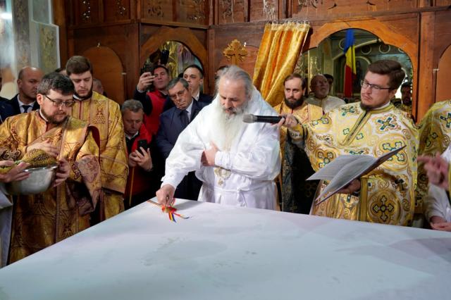 O nouă file de istorie pentru credincioșii din Pașcani: Biserica „Sfânta Vineri” a îmbrăcat, după peste 30 de ani de jertfă, haina cea nouă a sfințirii