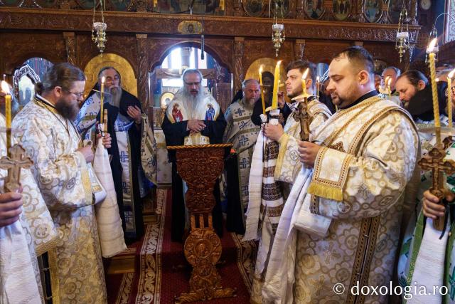 Zeci de credincioși și clerici, la slujba de înmormântare a părintelui Laurențiu Niță