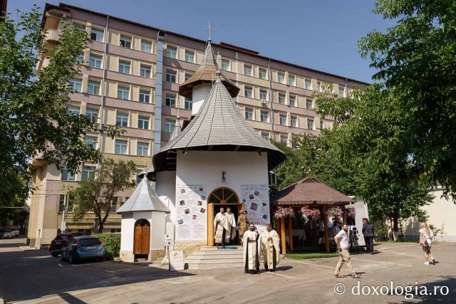 IPS Teofan a slujit la Maternitatea „Cuza Vodă” și a sfințit pictura paraclisului Clinicii „Veronica”