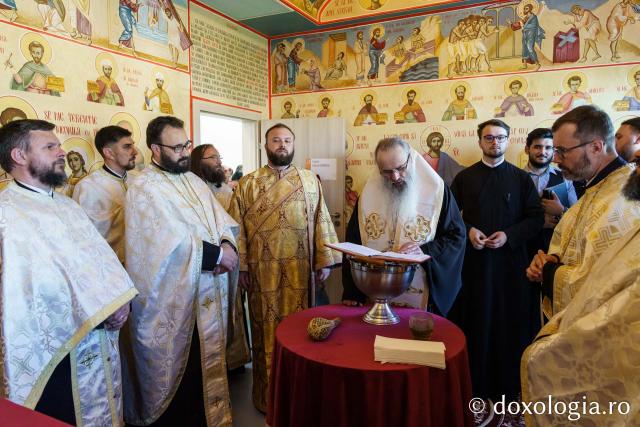 IPS Teofan a slujit la Maternitatea „Cuza Vodă” și a sfințit pictura paraclisului Clinicii „Veronica”