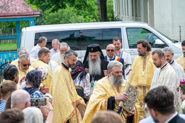 Clopotnița Parohiei Ionășeni, binecuvântată de IPS Părinte Mitropolit Teofan