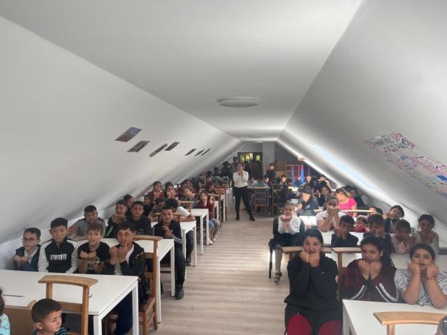 Prima lor vacanță: o sută de copii din familii defavorizate pleacă în tabără la poalele Ceahlăului