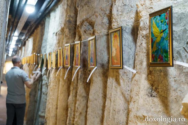 Expoziție caritabilă de pictură pe sticlă și vitralii, vernisată la Muzeul Mitropolitan din Iași