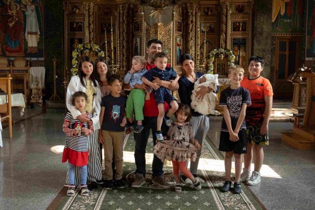 Zi de sărbătoare în familia Rica: a fost botezat al 10-lea copil