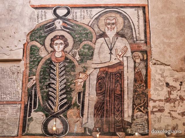 Clipe de răgaz în fața frescelor din biserica Mănăstirii El Sourian din Egipt