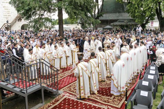 Suceava, în veșmânt de sărbătoare Pelerini și ierarhi la hramul Catedralei Arhiepiscopale