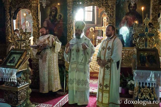Peste 100 de pelerini au pornit pe jos spre Ceahlău și Sihla, pe urmele sfinților nemțeni