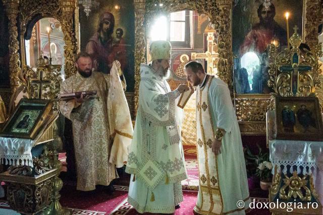 Peste 100 de pelerini au pornit pe jos spre Ceahlău și Sihla, pe urmele sfinților nemțeni