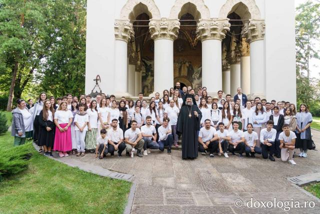 Peste 100 de pelerini au pornit pe jos spre Ceahlău și Sihla, pe urmele sfinților nemțeni