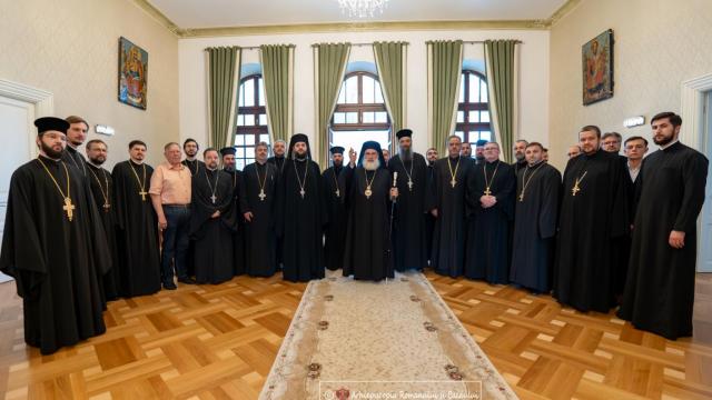 Întâlnire la Roman între Episcopul-vicar ales și membrii administrației eparhiale, prezidată de IPS Ioachim, Arhiepiscopul Romanului și Bacăului