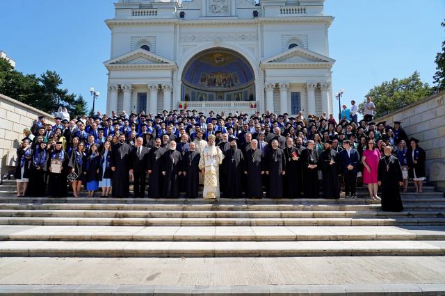 Absolvenții Promoției 2025 au depus Jurământul de credință: „Prin această mărturisire, însoțită de trăirea în inimă, vă veți mântui”