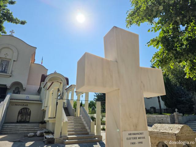 Mormântul Arhimandritului Elefterie Mihail, primul stareț al Mănăstirii Dervent