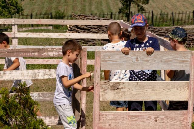 „Dă spațiu copilăriei” – construim primul loc de joacă din satul Budești | Comunicat de presă