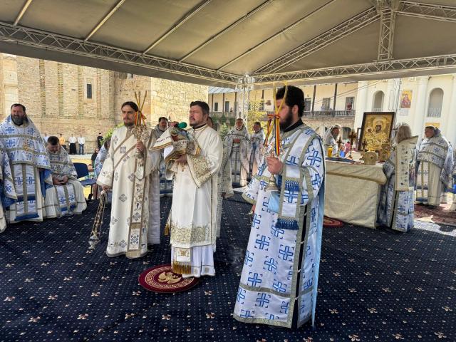 Icoana Maicii Domnului „Îndrumătoarea”, cinstită prin rugăciune și pelerinaj la Mănăstirea Neamț