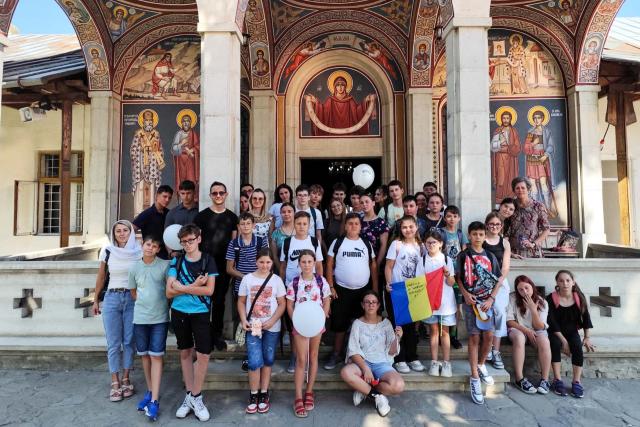 „Micii creștini, călători cu Hristos pe drumul cunoașterii” -  Școala de vară de la Parohia „Sfinții Împărați” Broscăuți