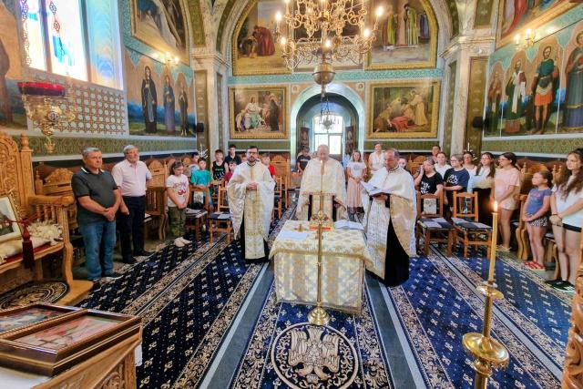 „Micii creștini, călători cu Hristos pe drumul cunoașterii” -  Școala de vară de la Parohia „Sfinții Împărați” Broscăuți