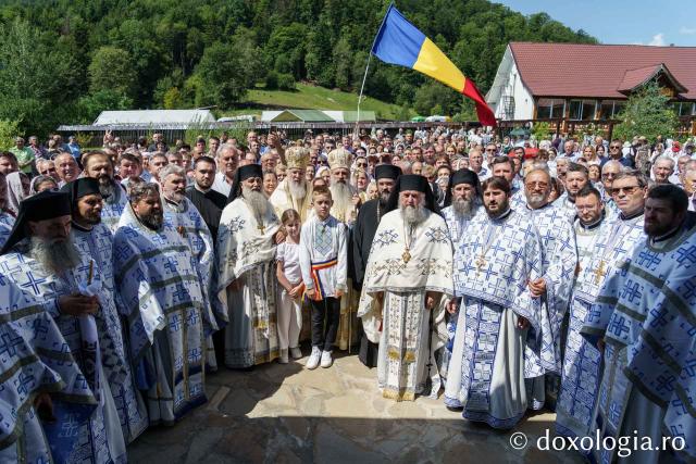 Noul paraclis al Schitului Pocrov, sfințit de doi ierarhi