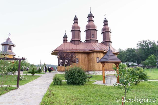 Noul paraclis al Schitului Pocrov, sfințit de doi ierarhi