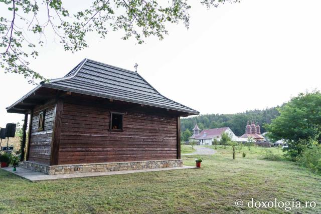 Noul paraclis al Schitului Pocrov, sfințit de doi ierarhi