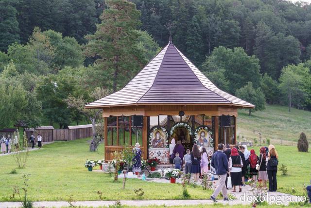 Noul paraclis al Schitului Pocrov, sfințit de doi ierarhi