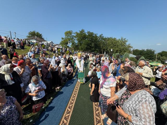 Episcopul Hușilor, acasă la Sfântul Ioan Iacob: „A fi fericit înseamnă a-l avea pe Dumnezeu”