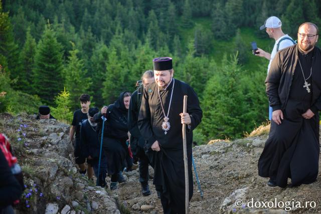 Sute de pelerini au urcat pe Ceahlău de Schimbarea la Față