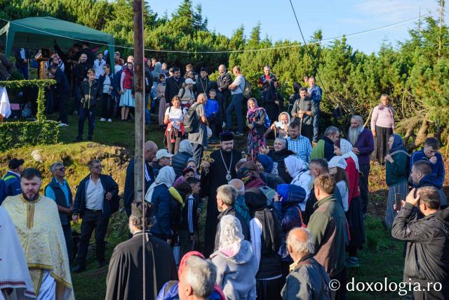 Sute de pelerini au urcat pe Ceahlău de Schimbarea la Față