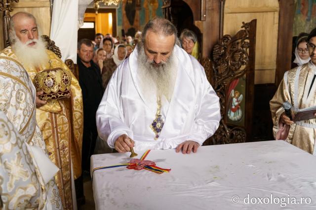 Biserica Parohiei Oneaga, ctitorie a schimonahiei Safta Brâncoveanu din 1856, a fost resfințită astăzi