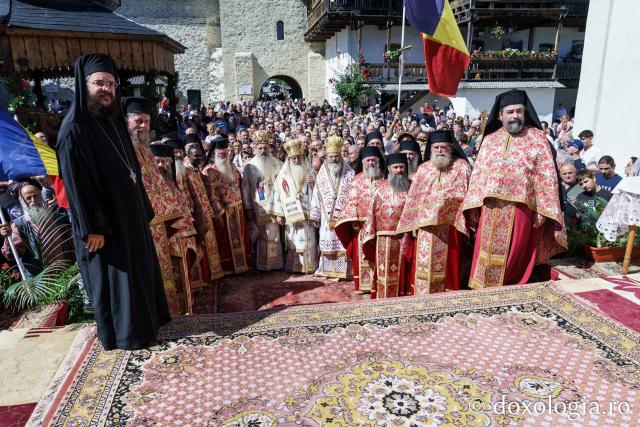 Pelerini din întreaga țară la Mănăstirea Secu, de hramul Tăierii Capului Sfântului Ioan Botezătorul